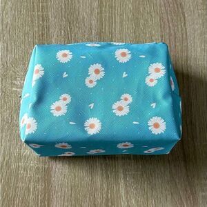 NWOT … DAISY Cosmetic / Makeup Bag